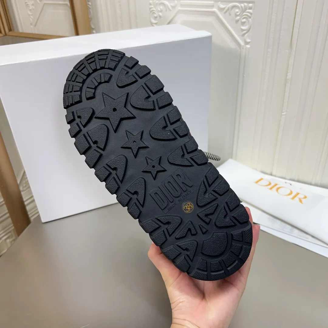 Men's shoes p600! The highest version on the market, Dior Dior's king style snow boots, ski boots, fat and cute, so cute →_→ from the DiorAlps limited series, unique. Shiny nylon Oblique print upper with criss-cross straps for an ideal fit. The technical fabric of the boot shaft, short-cut version, can be worn in the city or in the mountains. It makes the calf slimmer and taller, warm and concave. The boot shaft and sole are made of original waterproof padded lining. The embroidered fabric is original star ⭐ rubber non-slip thick sole and multi-module combination outsole. The size is 35-40. 41Customized